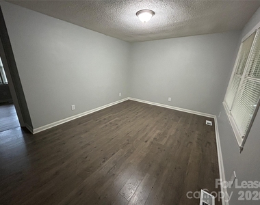 967 Canterbury Court - Photo Thumbnail 4