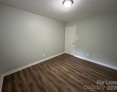 967 Canterbury Court - Photo Thumbnail 7