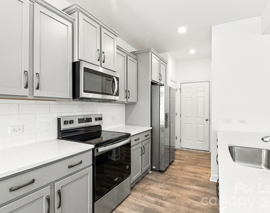 5148 Crestland Avenue - Photo Thumbnail 6