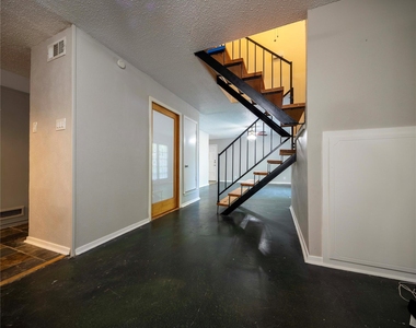 1717 N Locust Street - Photo Thumbnail 2
