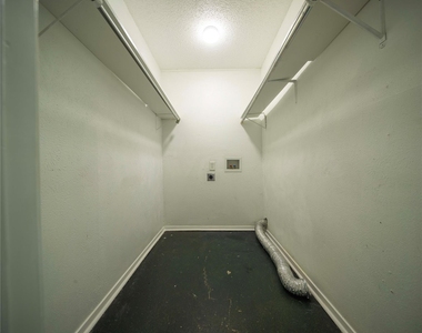 1717 N Locust Street - Photo Thumbnail 8