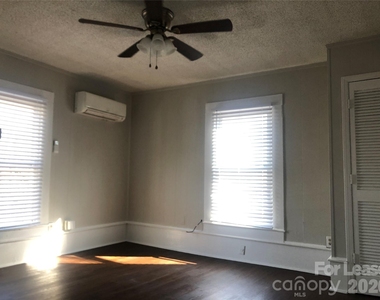 223 E Glendale Avenue - Photo Thumbnail 3