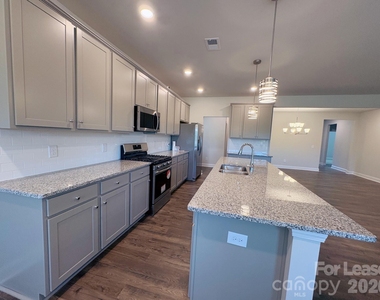 1038 Mapletree Lane - Photo Thumbnail 6