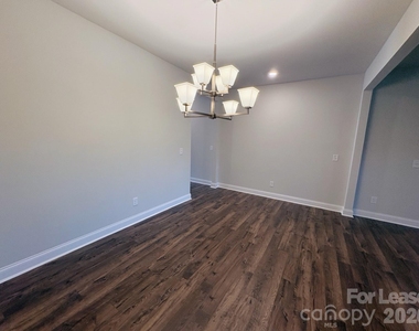 1038 Mapletree Lane - Photo Thumbnail 7