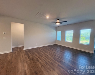 1038 Mapletree Lane - Photo Thumbnail 12