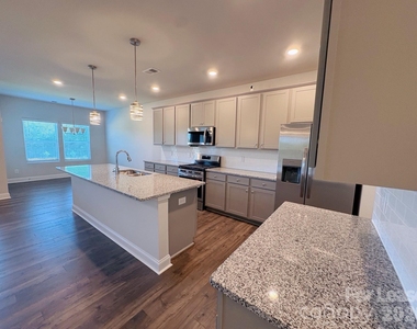 1038 Mapletree Lane - Photo Thumbnail 5