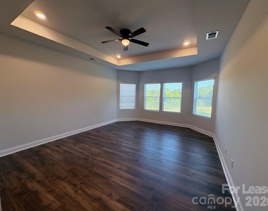 1038 Mapletree Lane - Photo Thumbnail 8