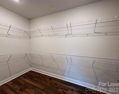 1038 Mapletree Lane - Photo Thumbnail 11