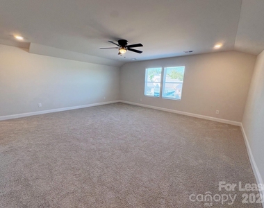 1038 Mapletree Lane - Photo Thumbnail 15