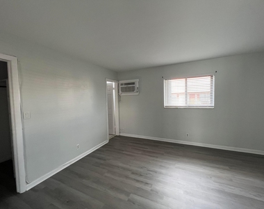 131 Shore Court - Photo Thumbnail 12