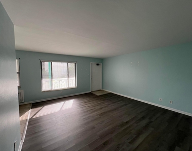 131 Shore Court - Photo Thumbnail 4