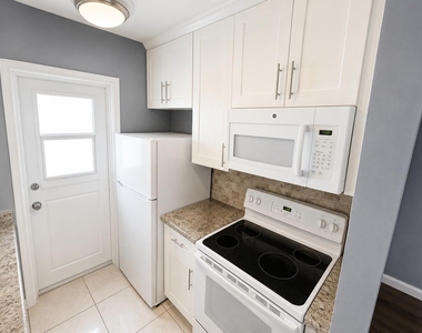 1114 Lake Terrace - Photo Thumbnail 4