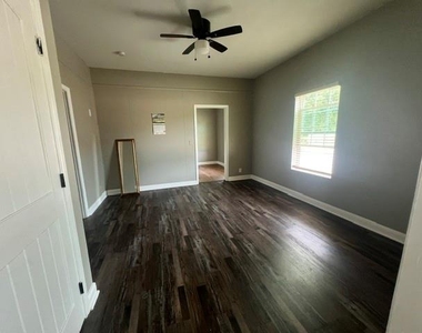 1333 N Commerce Street - Photo Thumbnail 4