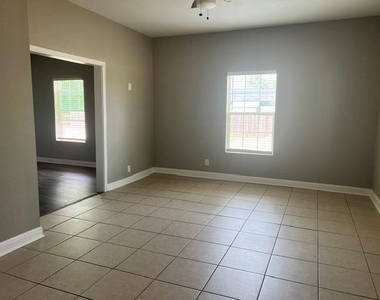 1333 N Commerce Street - Photo Thumbnail 2