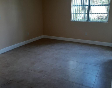 1247 Sw 46th Avenue - Photo Thumbnail 4