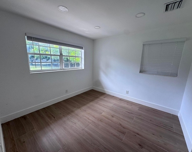 8911 Sunset Drive - Photo Thumbnail 11