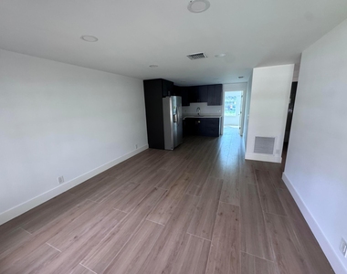 8911 Sunset Drive - Photo Thumbnail 7