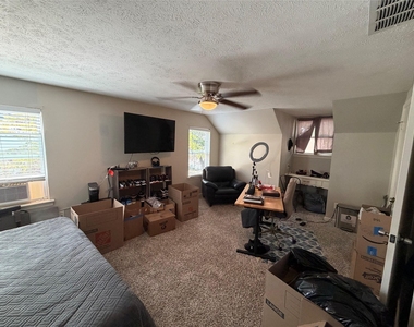 8044 Woodhue Circle - Photo Thumbnail 4