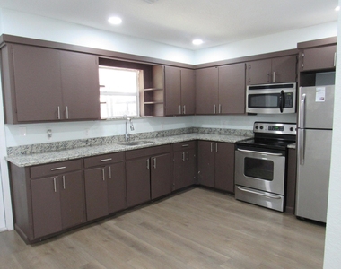 1011 N D Street - Photo Thumbnail 3