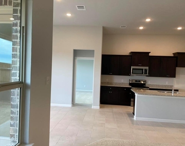 1306 Sundance Lane - Photo Thumbnail 5