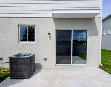 15712 Sw Seasons Street - Photo Thumbnail 5