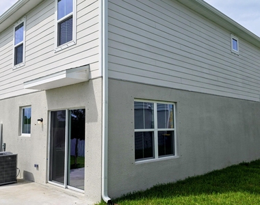 15712 Sw Seasons Street - Photo Thumbnail 4