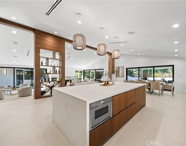 16105 Clear Oak Drive - Photo Thumbnail 10