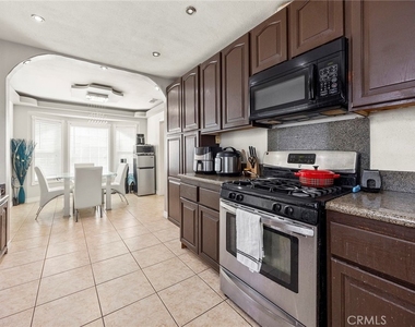 8049 Coral Bell Way - Photo Thumbnail 12