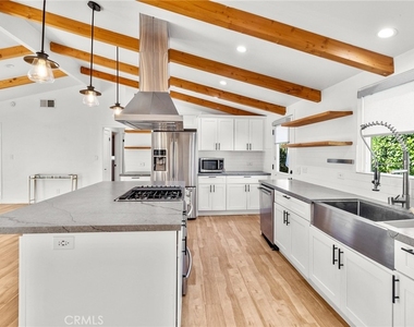 1329 N Maple Street - Photo Thumbnail 6