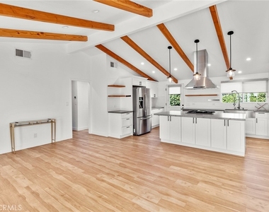 1329 N Maple Street - Photo Thumbnail 2