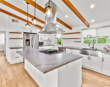 1329 N Maple Street - Photo Thumbnail 4