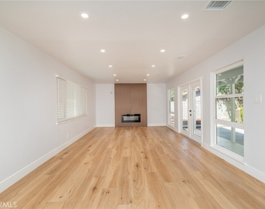 6458 Rhonda Road - Photo Thumbnail 3