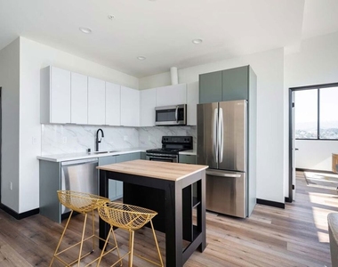 2500 Wilshire Boulevard - Photo Thumbnail 1