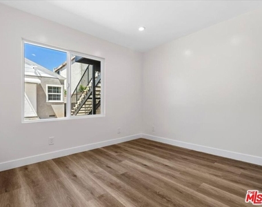 1165 Stanford St - Photo Thumbnail 4