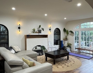731 N Laurel Avenue - Photo Thumbnail 5
