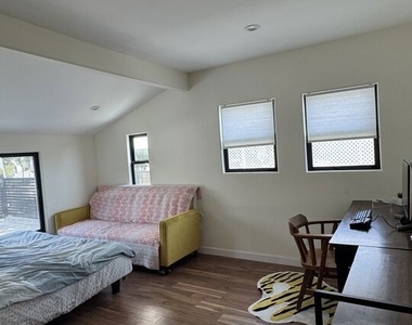 731 N Laurel Avenue - Photo Thumbnail 12