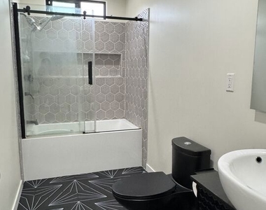 731 N Laurel Avenue - Photo Thumbnail 8
