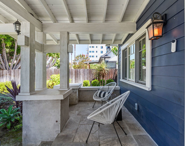 222 N St Andrews Place - Photo Thumbnail 2