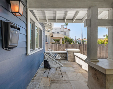 222 N St Andrews Place - Photo Thumbnail 3