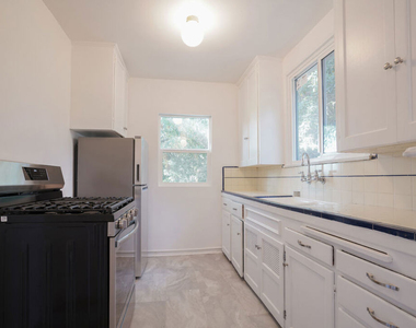 4164 1/2 Stansbury Avenue - Photo Thumbnail 11
