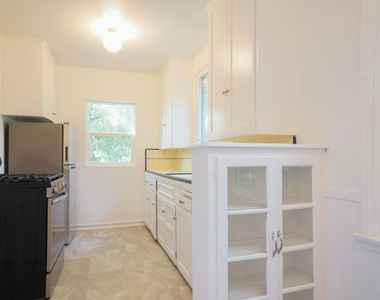 4164 1/2 Stansbury Avenue - Photo Thumbnail 12
