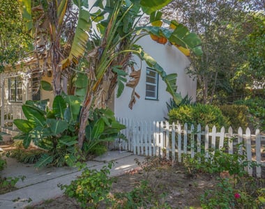 4164 1/2 Stansbury Avenue - Photo Thumbnail 3