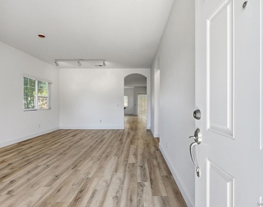 634 W Vermont - Photo Thumbnail 3