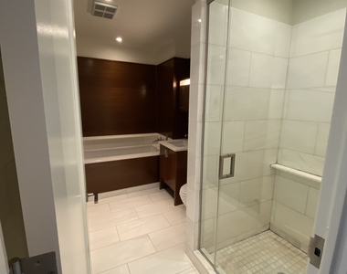 60 Riverside Boulevard - Photo Thumbnail 7
