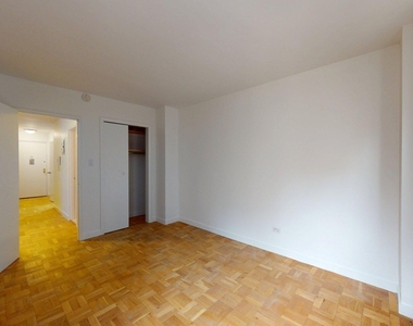 East 79th Street - Photo Thumbnail 4