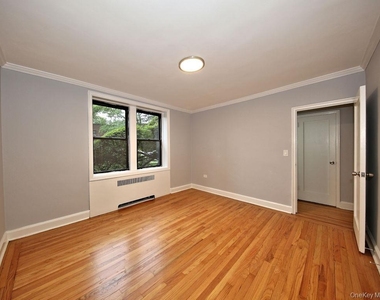 111a Larchmont Acres West - Photo Thumbnail 3