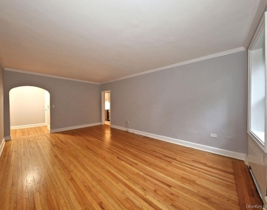 111a Larchmont Acres West - Photo Thumbnail 1
