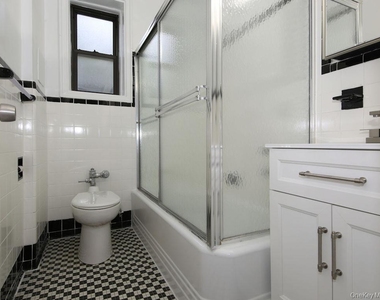 111a Larchmont Acres West - Photo Thumbnail 4