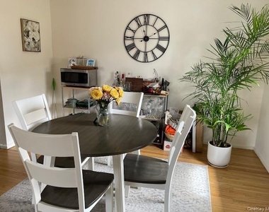 176 Nassau Boulevard - Photo Thumbnail 7