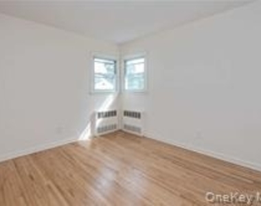 176 Nassau Boulevard - Photo Thumbnail 10
